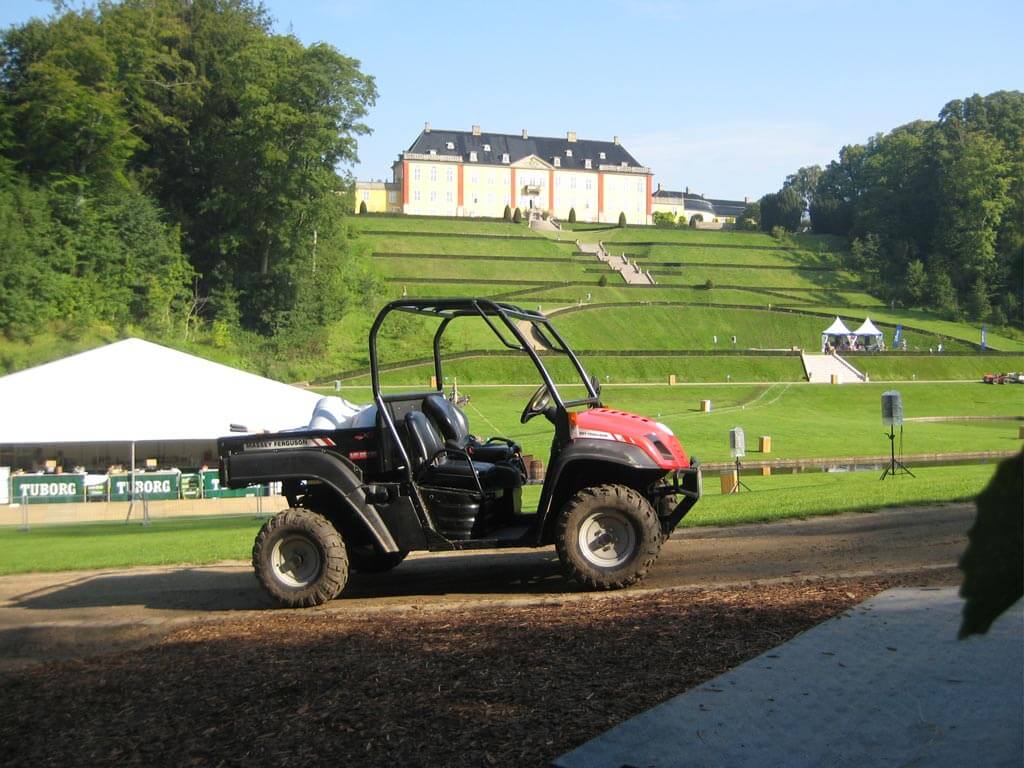 Eldrevne golfbiler eller gatorer udlejes til store events som case på Ledreborg i Lejre